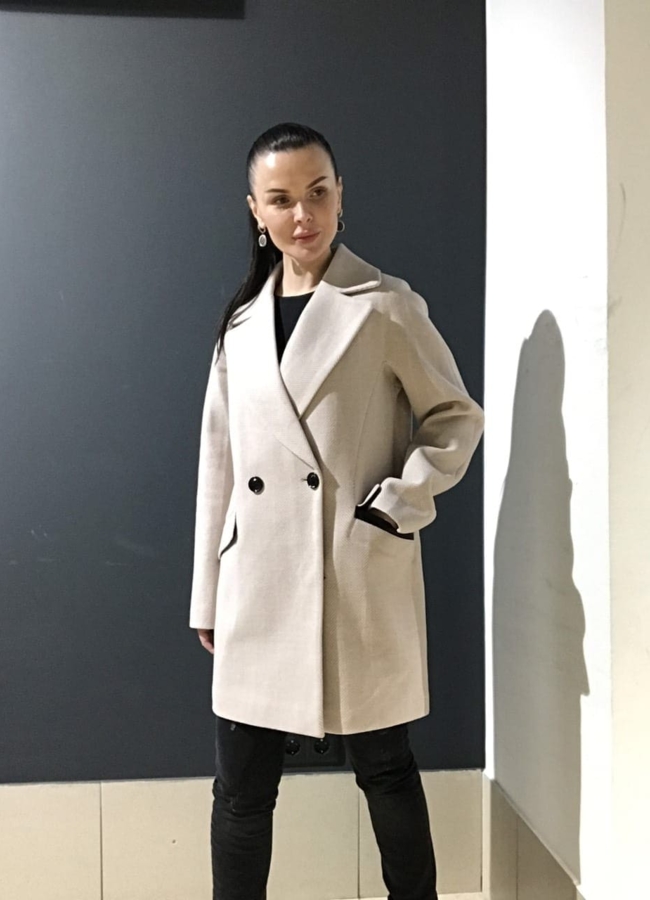 Светлое женское пальто модель № 5565 меха малина