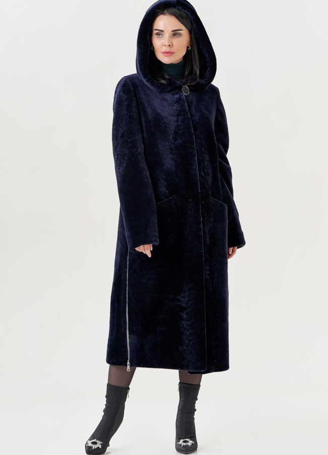 Шуба из овчины синего цвета с капюшоном  модель № 79632 в рассрочку