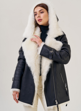 Укороченная женская дубленка с капюшоном