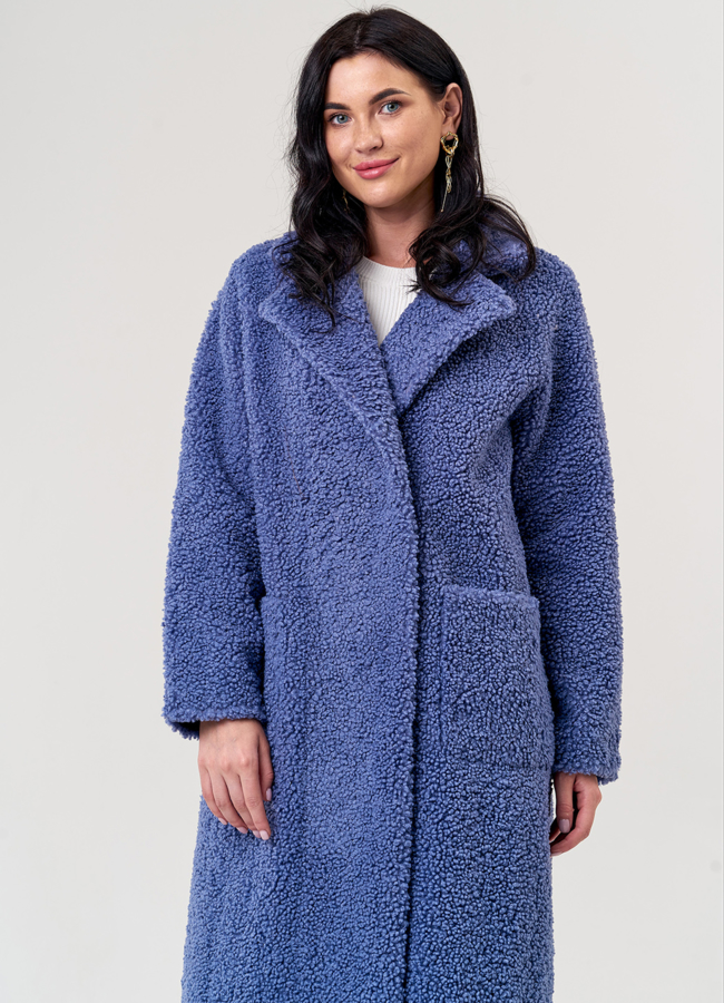 Пальто из эко меха синего цвета с английским воротником модель № 19434 меха малина