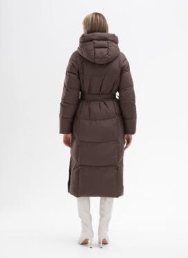 Женский пуховик с капюшоном и поясом