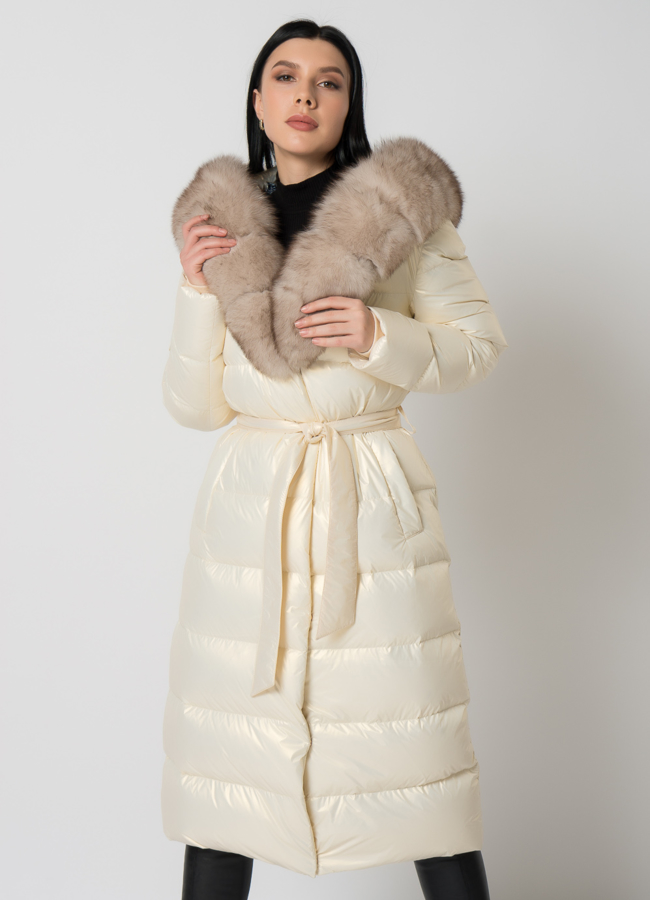 Белый пуховик с мехом  модель № 2192 меха малина