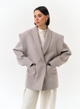 Женское укороченное пальто с акцентными плечами