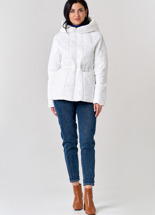 Белая куртка с капюшоном модель № 21578 меха малина