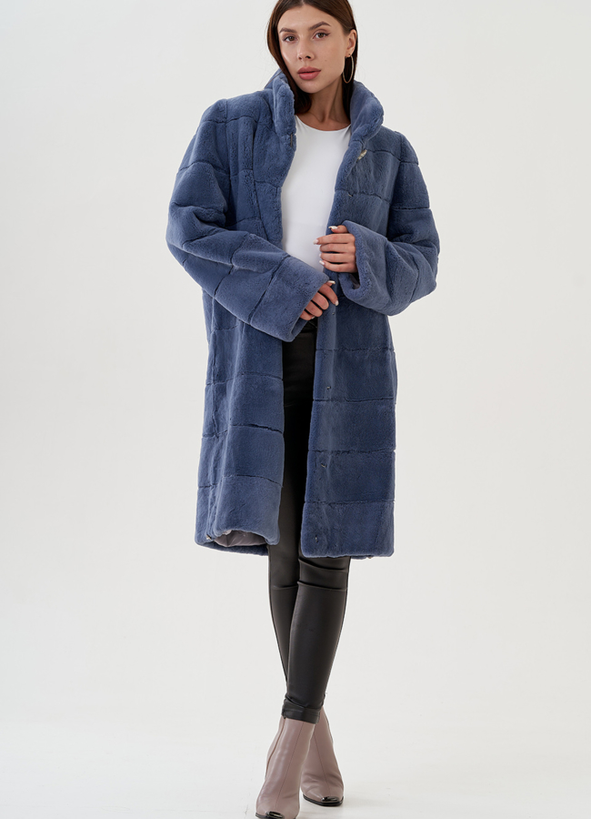 Шуба из меха кролика с воротником стойкой в синем цвете модель № 81859 в рассрочку