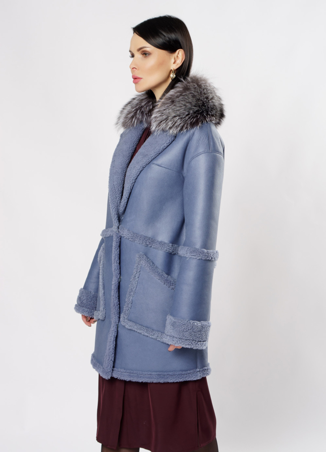 Пальто из овчины голубого цвета с английским воротником модель № 10194 универмаг малина
