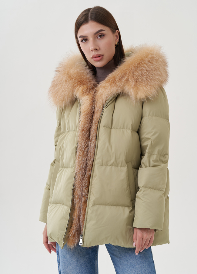 Пуховик с отделкой капюшона из меха лисы модель № 25368 в кредит