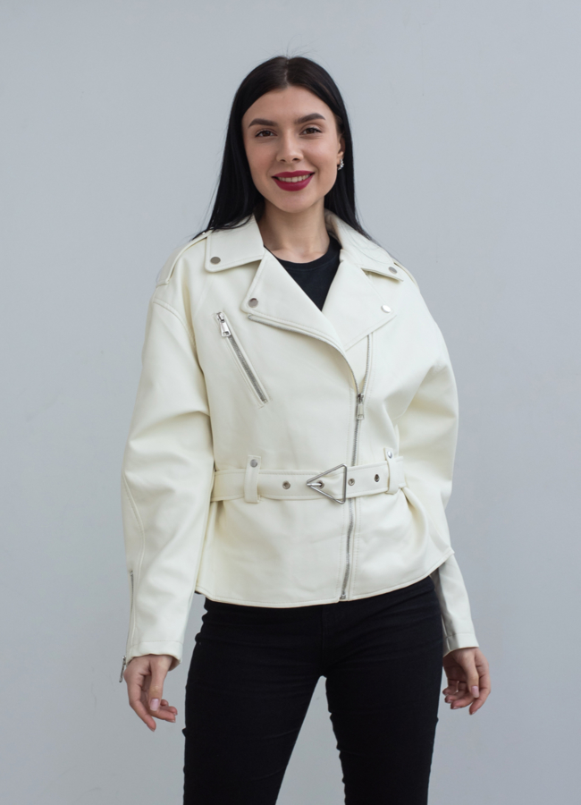 Женская куртка из эко кожи белого цвета  модель № 22847 универмаг малина