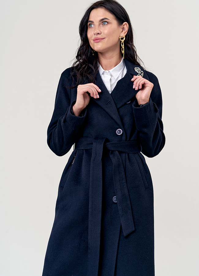 Женское пальто синего цвета с поясом модель № 21372 меха малина