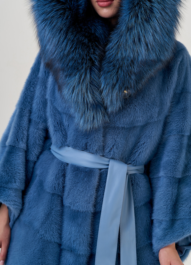 Шуба из норки оверсайз с капюшоном из чернобурки модель № 22258 в рассрочку