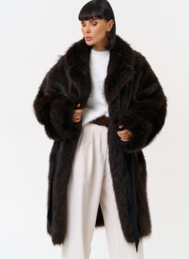 Шуба из меха енота с английским воротником Шуба из меха енота с английским воротником