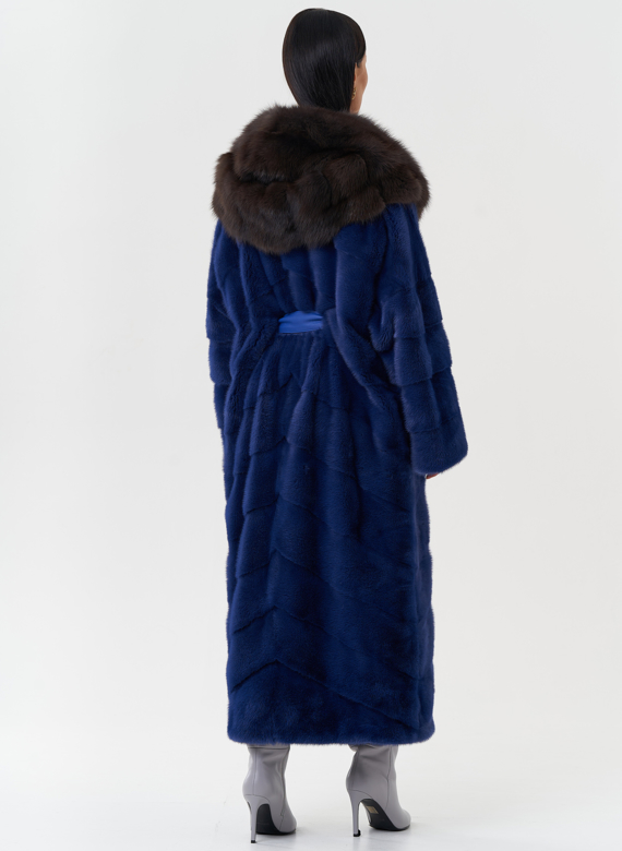 Шуба из норки с капюшоном из меха куницы