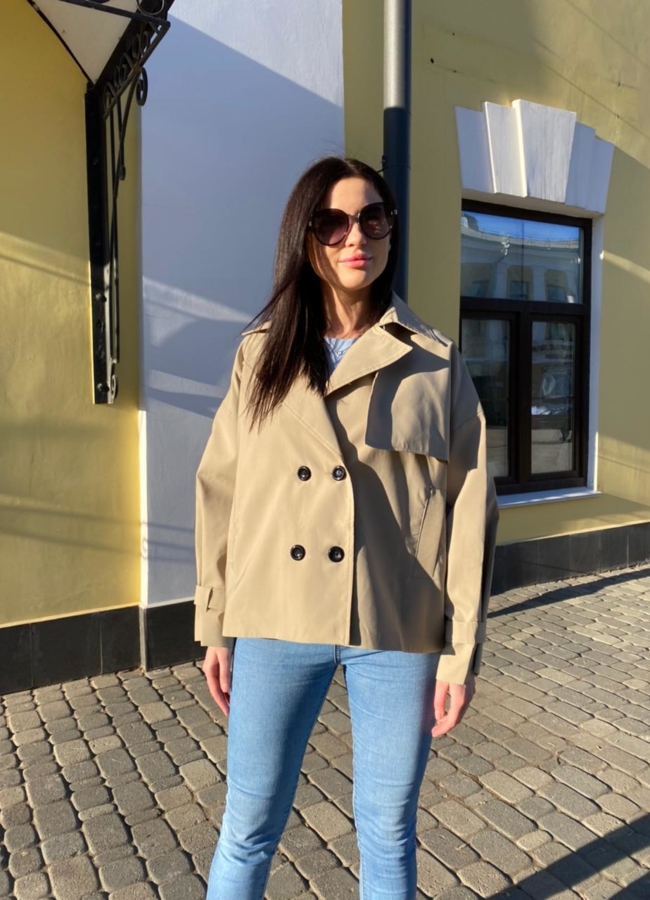 Ветровка женская бежевого цвета модель № 1604 меха малина