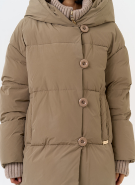 Женский пуховик с акцентными пуговицами Женский пуховик с акцентными пуговицами
