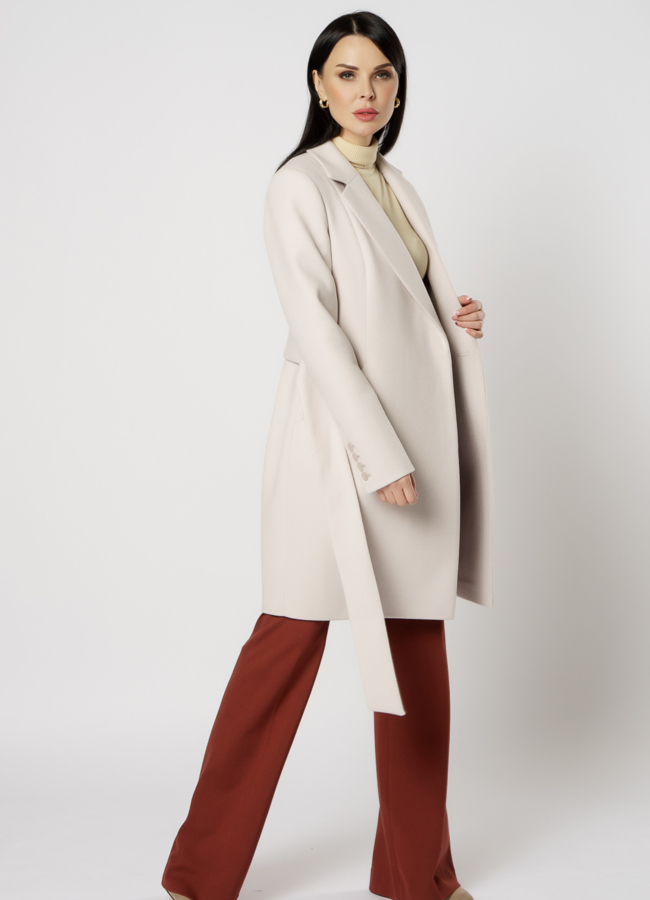 Пальто бежевого цвета с поясом модель № 20764 универмаг малина