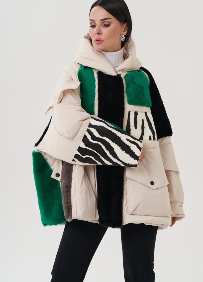 Женский пуховик белого цвета с капюшоном модель № 25478 в рассрочку