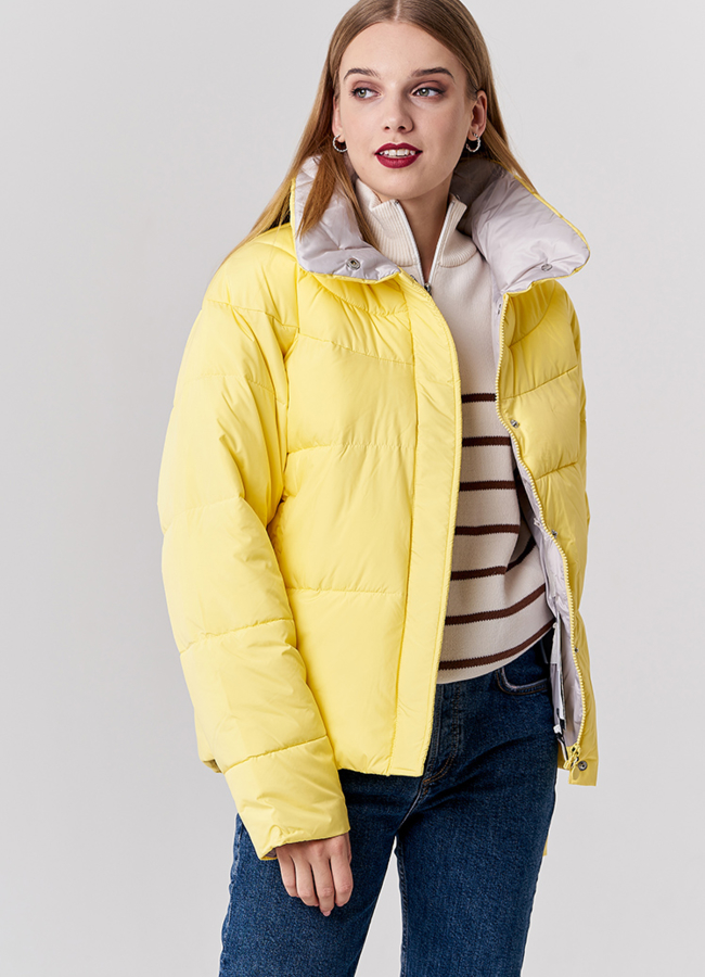 Пуховик желтого цвета с воротником стойкой модель № 21897 меха малина