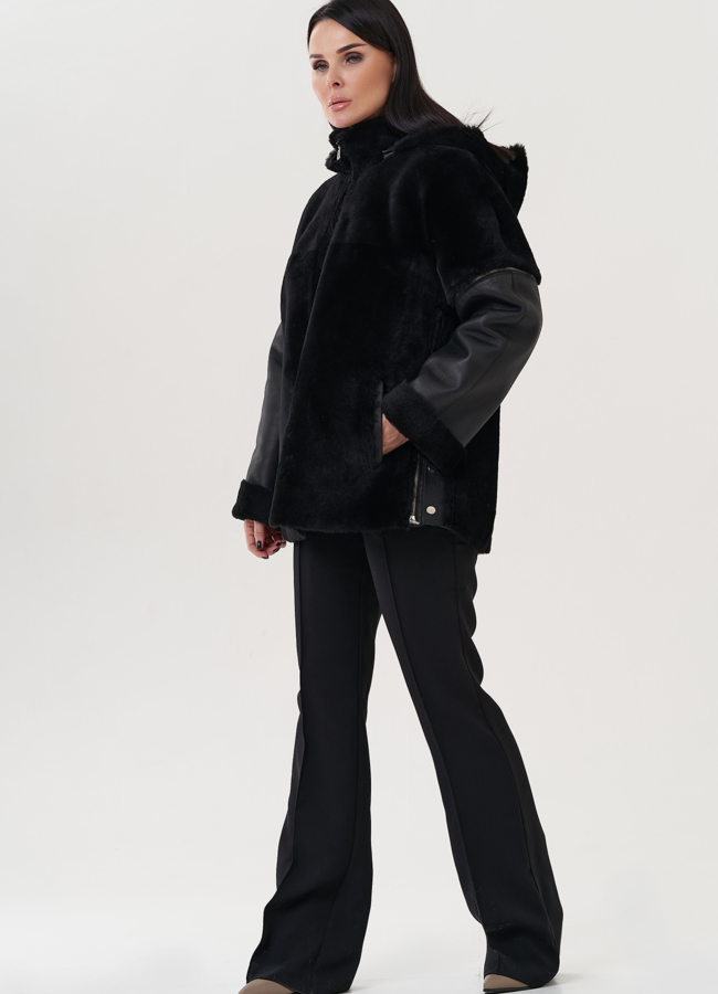 Женская дубленка черного цвета с капюшоном  модель № 25912 в рассрочку
