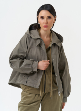 Короткая женская ветровка с капюшоном