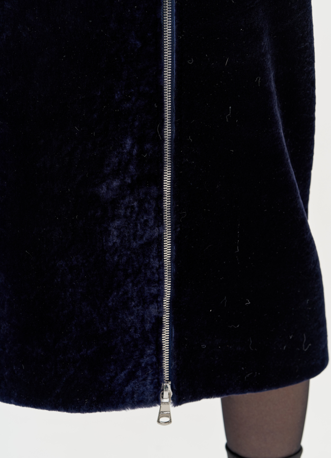 Шуба из овчины синего цвета с капюшоном  модель № 79632 универмаг малина