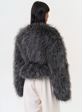 Короткая куртка из эко меха с декоративным поясом Короткая куртка из эко меха с декоративным поясом