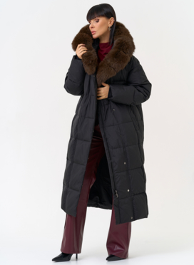 Женский пуховик черного цвета с капюшоном из меха песца