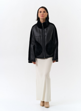 Короткая двухсторонняя дубленка в черном цвете