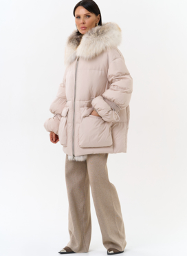 Женский пуховик с капюшоном из меха лисы