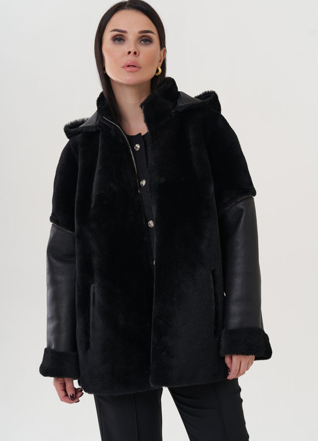 фото Женская дубленка черного цвета с капюшоном  модель № 25912