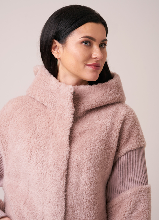 Длинная шуба из овечьей шерсти розового цвета с капюшоном модель № 17948 в рассрочку