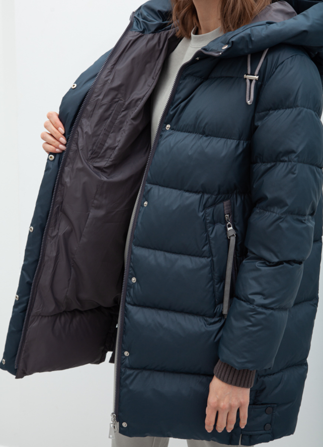 Пуховик женский зеленого цвета с капюшоном модель № 21058 в рассрочку