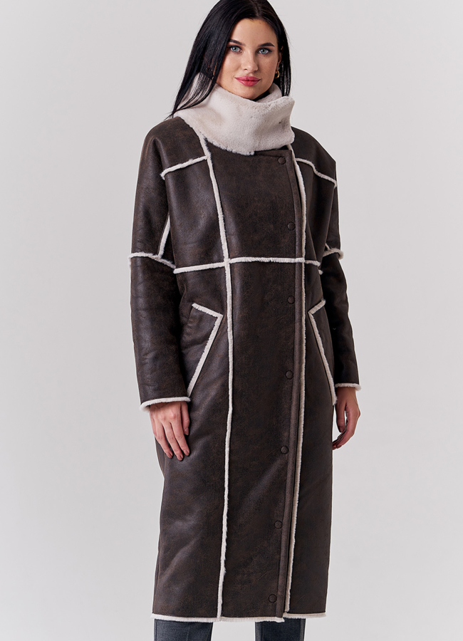 Удлиненная эко дубленка коричневого цвета модель № 21162 меха малина