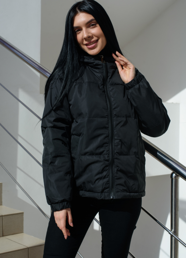 Женская куртка черного цвета с капюшоном модель № 22589 меха малина