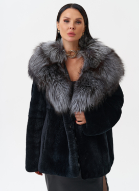 Шуба из меха кролика с капюшоном из чернобурки Шуба из меха кролика с капюшоном из чернобурки
