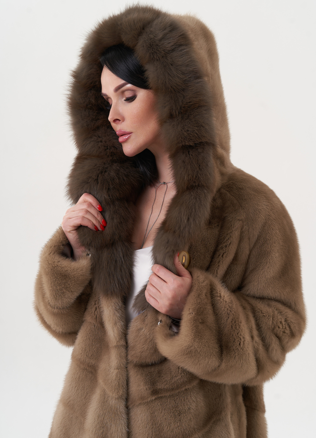 Норковая шуба с капюшоном из меха куницы модель № 26637 универмаг малина