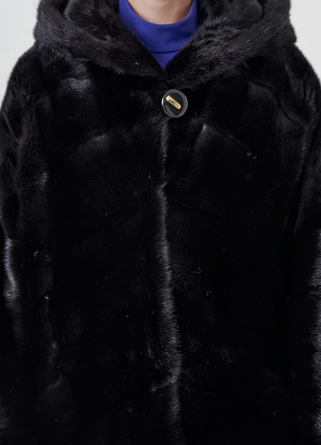 Шуба из норки черного цвета с капюшоном  модель № 23085 универмаг малина