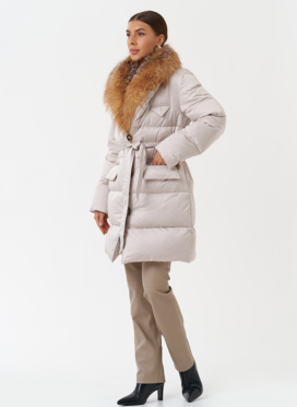 Женский пуховик с отделкой из меха лисы