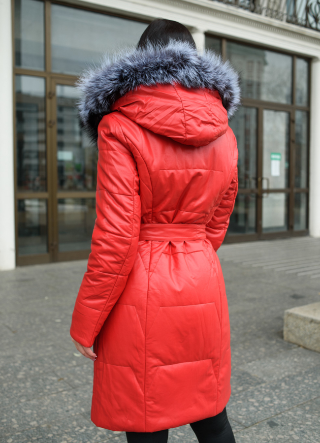 Пуховик из эко кожи красного цвета модель № 76399 в кредит