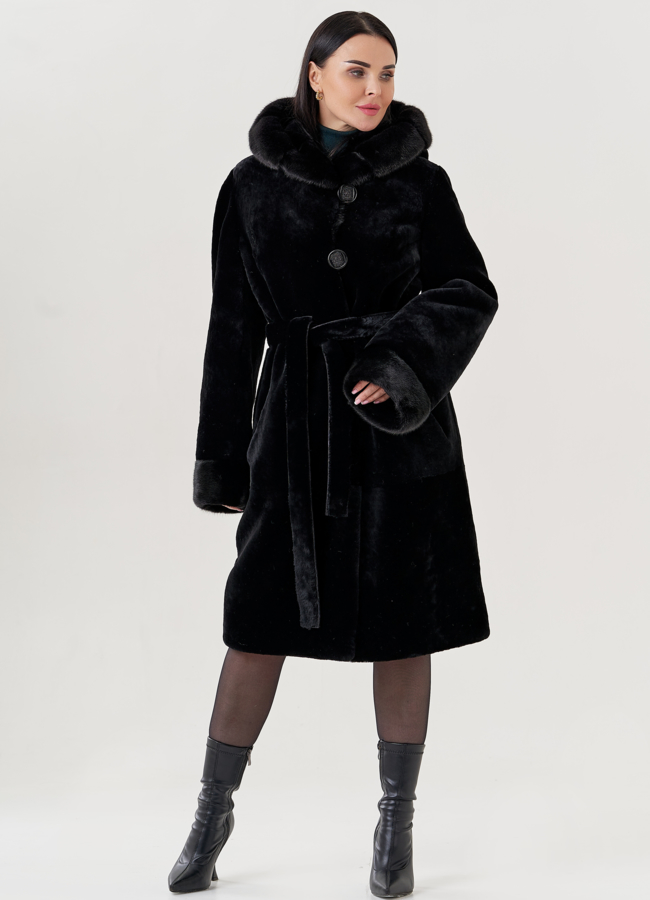 Шуба из овчины в черном цвете с капюшоном  модель № 79634 в кредит