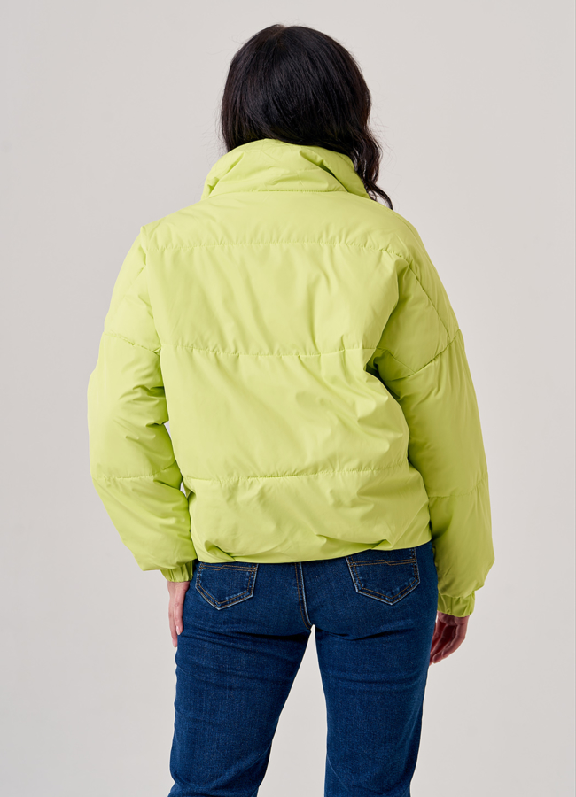 Укороченная женская куртка зеленого цвета модель № 8211 универмаг малина