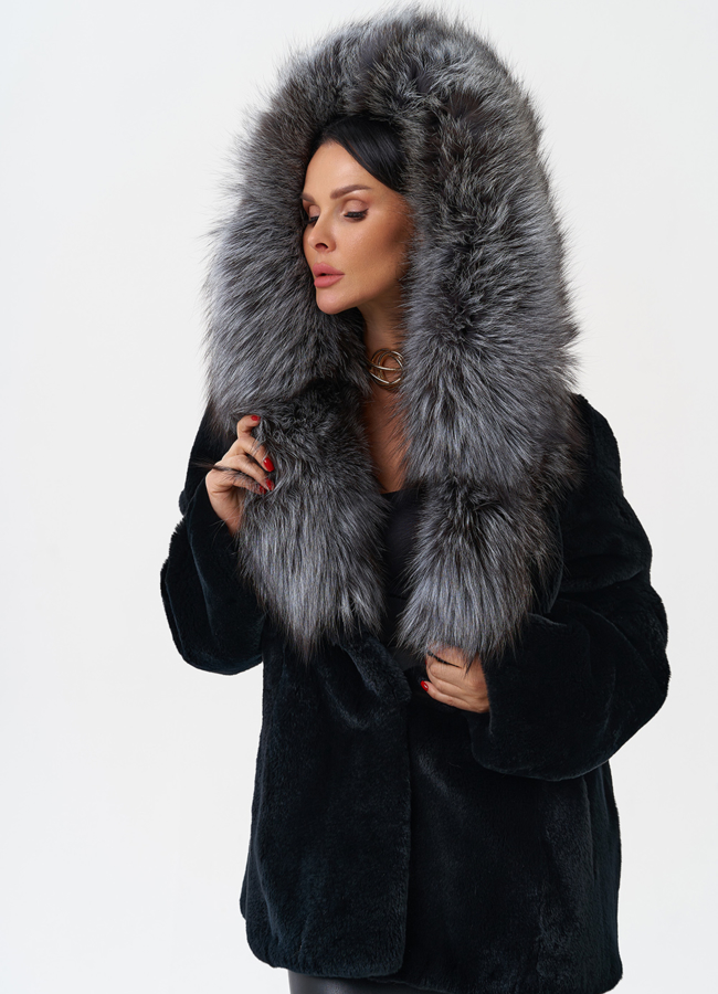 Шуба из меха кролика с капюшоном из чернобурки модель № 28906 универмаг малина