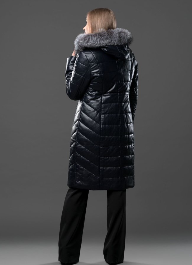 Пуховик из эко кожи синего цвета, на молнии, отделка чернобурка модель № 8721 в кредит