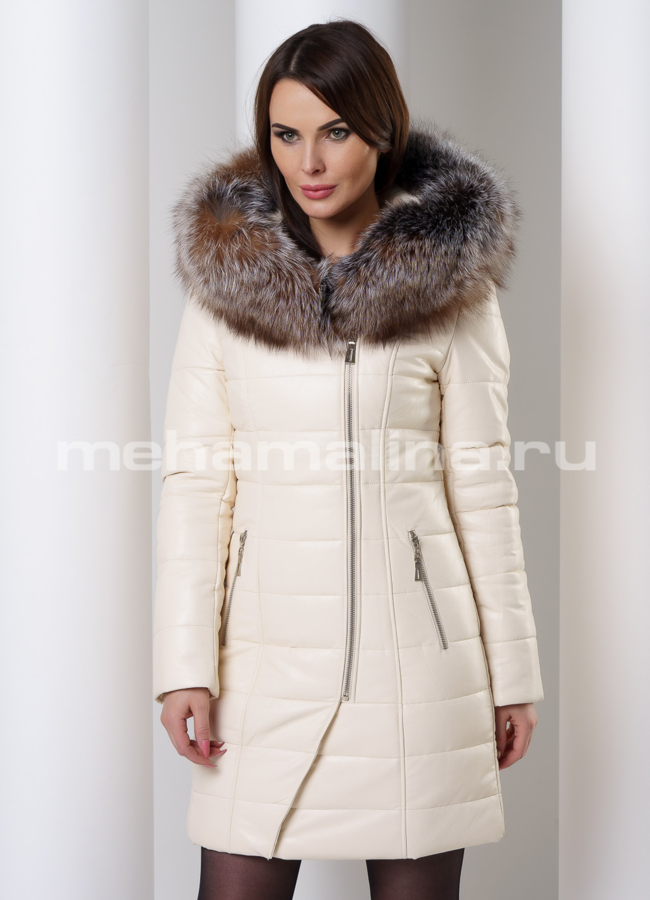 Светлый кожаный пуховик модель № 8779 меха малина