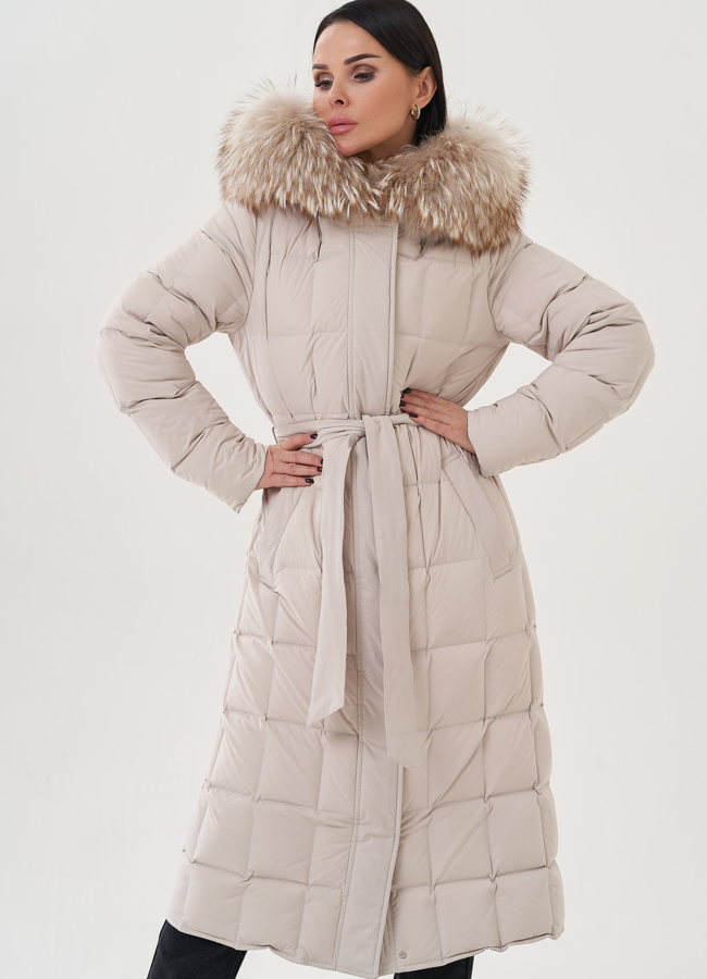 Женский пуховик с отделкой капюшона из енота модель № 26076 универмаг малина