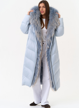 Женский пуховик голубого цвета с отделкой из меха лисы