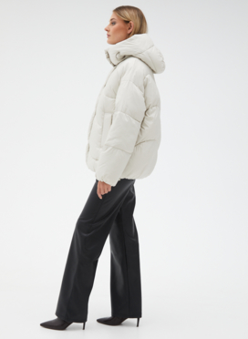 Женский светлый пуховик с капюшоном