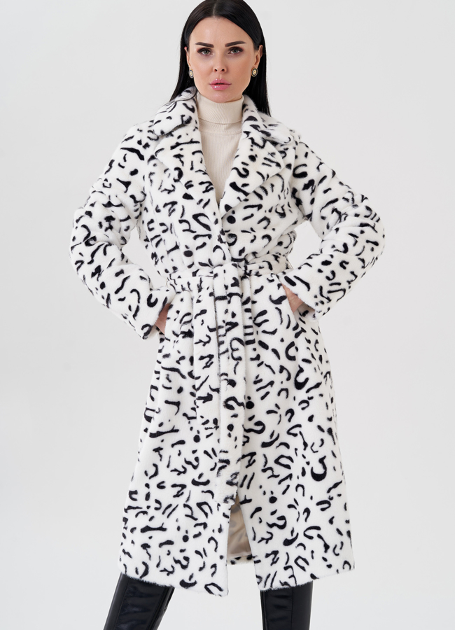 Женское пальто с английским воротником белого цвета  модель № 24114 меха малина