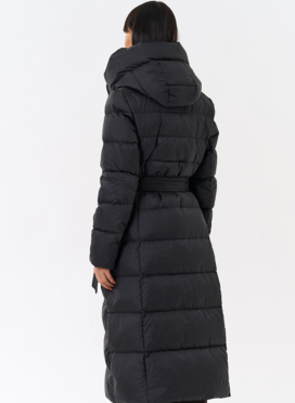 Женский длинный пуховик черного цвета с капюшоном