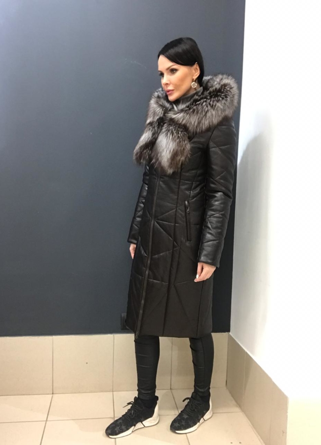 фото Удлиненный пуховик из эко кожи коричневого цвета модель № 6160