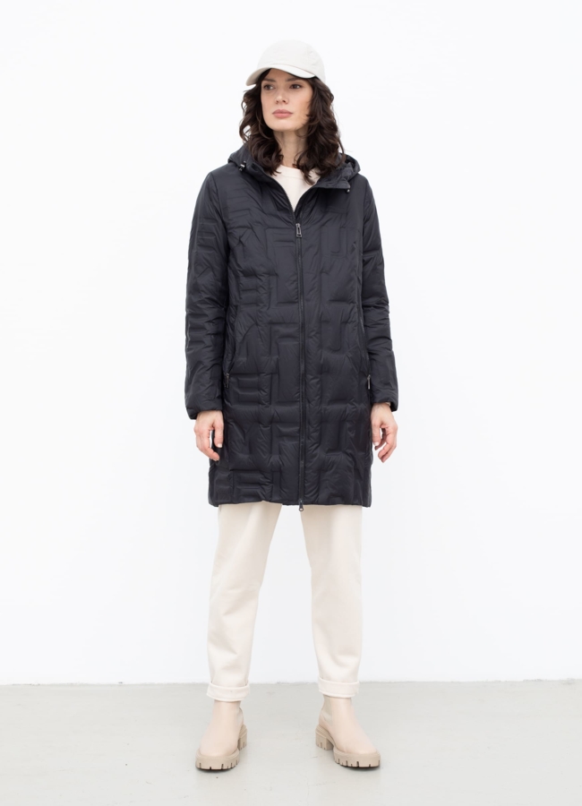 Женская куртка черного цвета  модель № 22529 меха малина